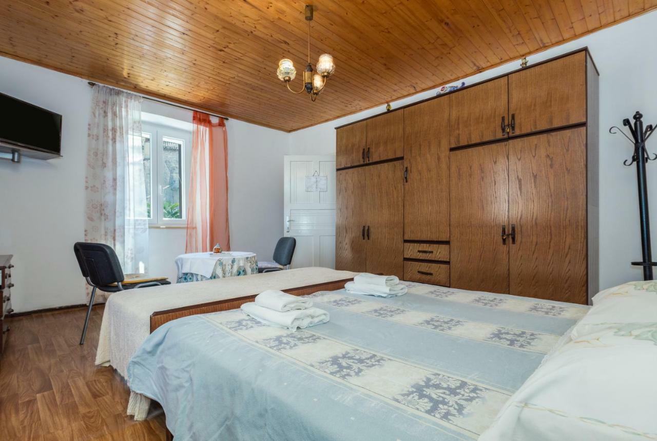 Guest House Robert I Mirna Bale Exterior photo